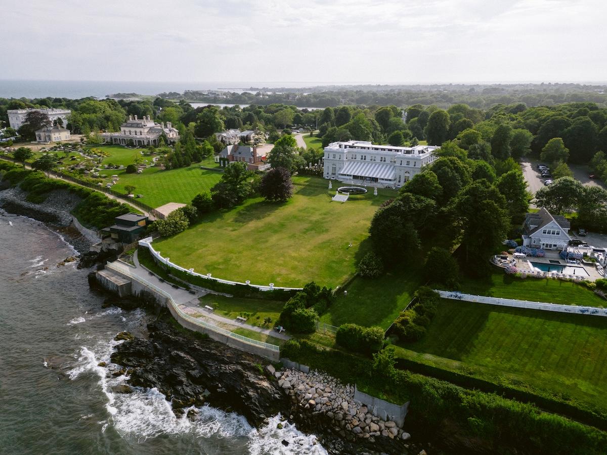 A Classic Summer Wedding at the Rosecliff Mansion 14