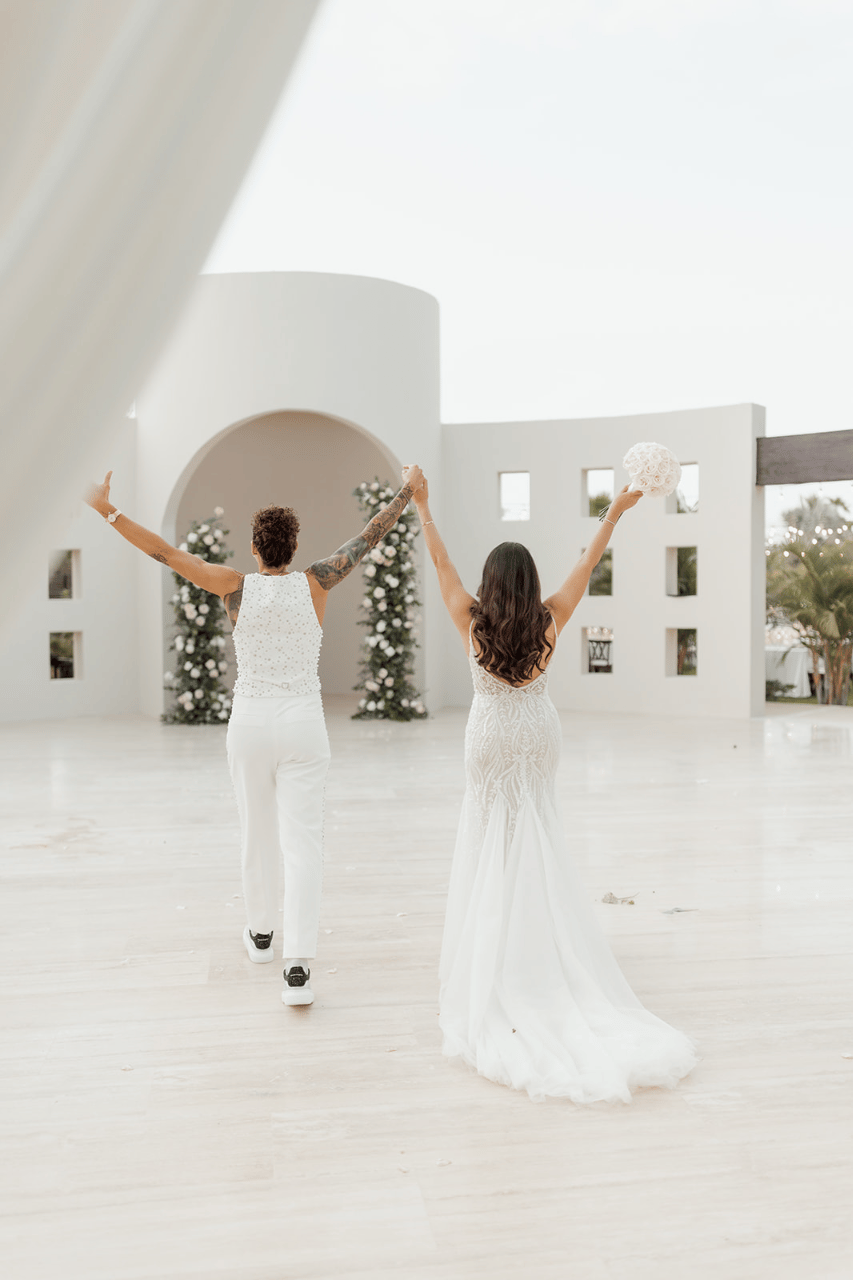 A Romantic Spring Wedding at Baja Luna’s Janney Garden