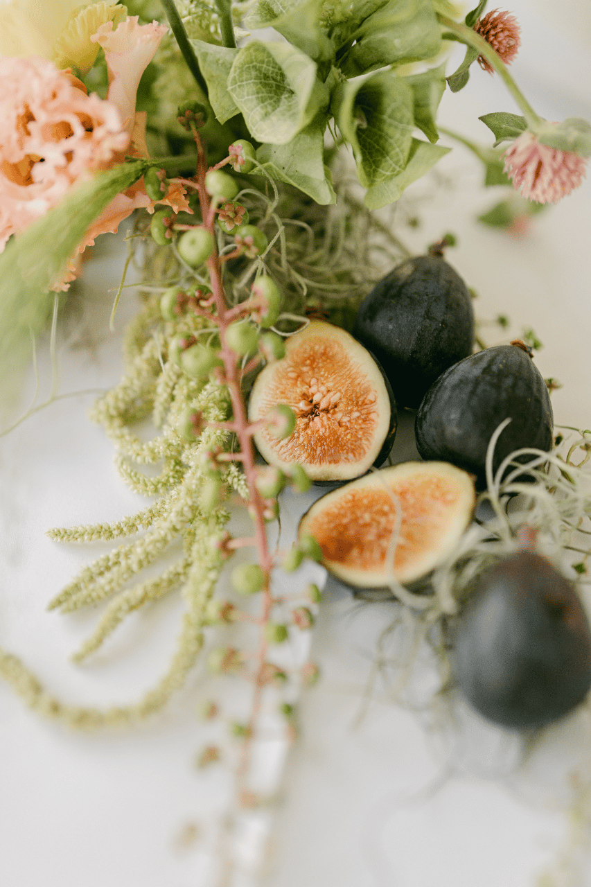 Fresh flowers accent with fresh figs, Detail Shots.