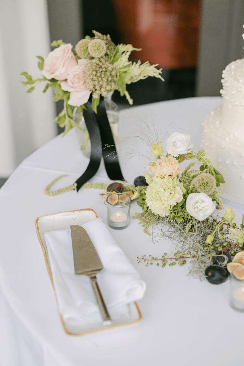 The toss bouquets adds a extra accent to the cake Table.