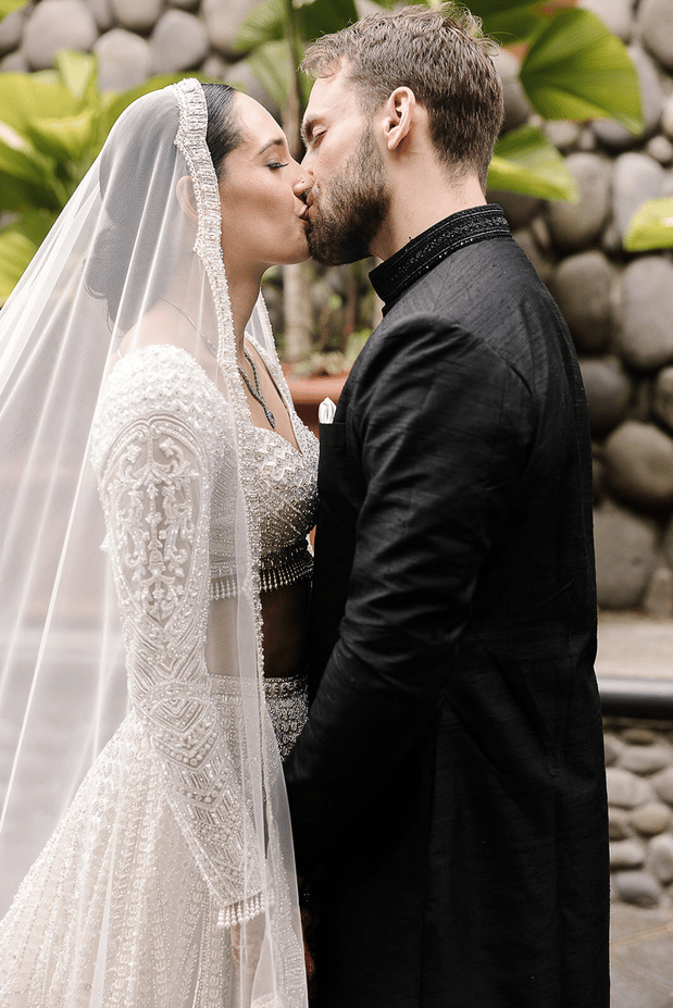 A Non-Traditional Spring Wedding at Hotel Villa Caletas 11