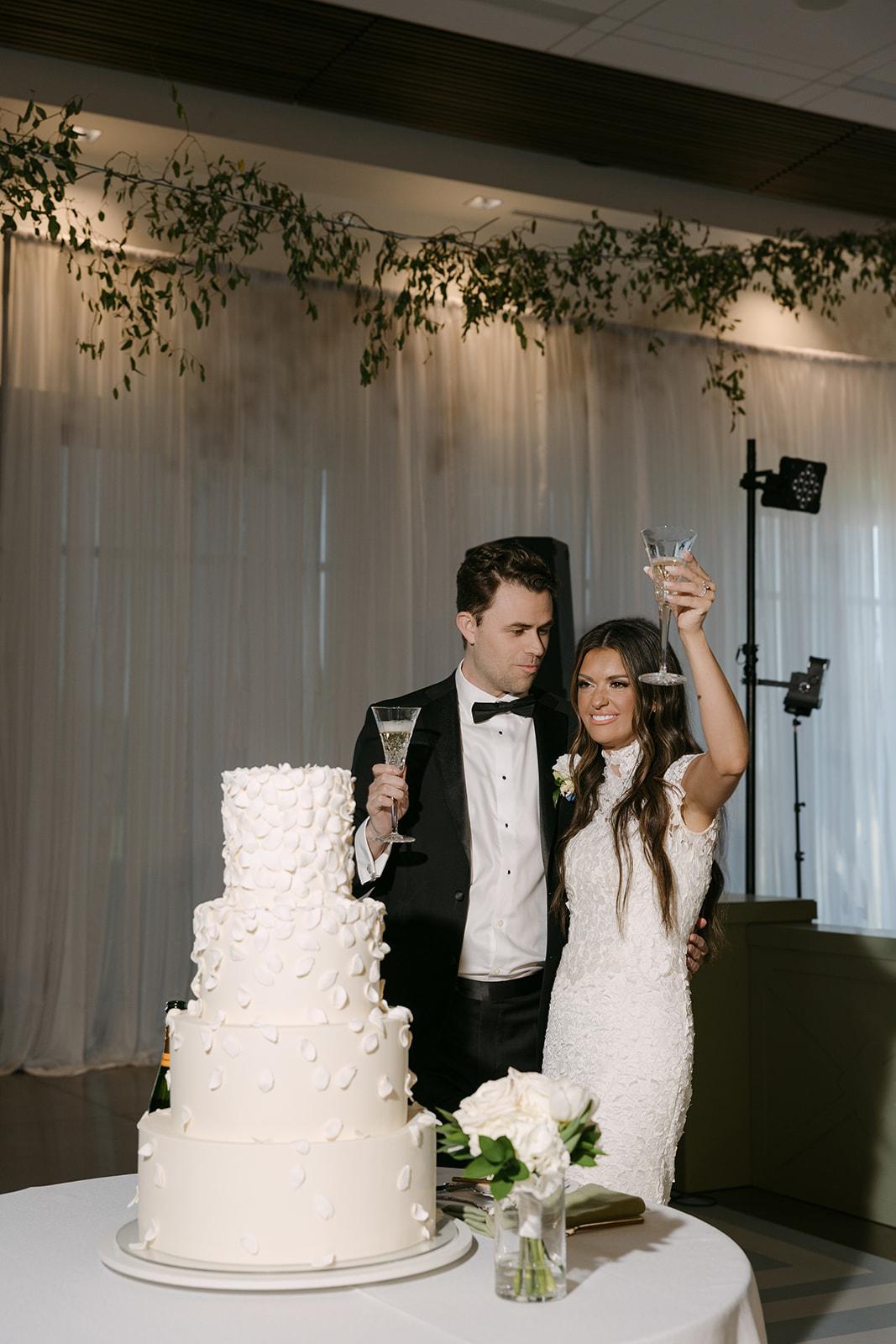 A Modern Spring Wedding at the Mark Arts Center 15
