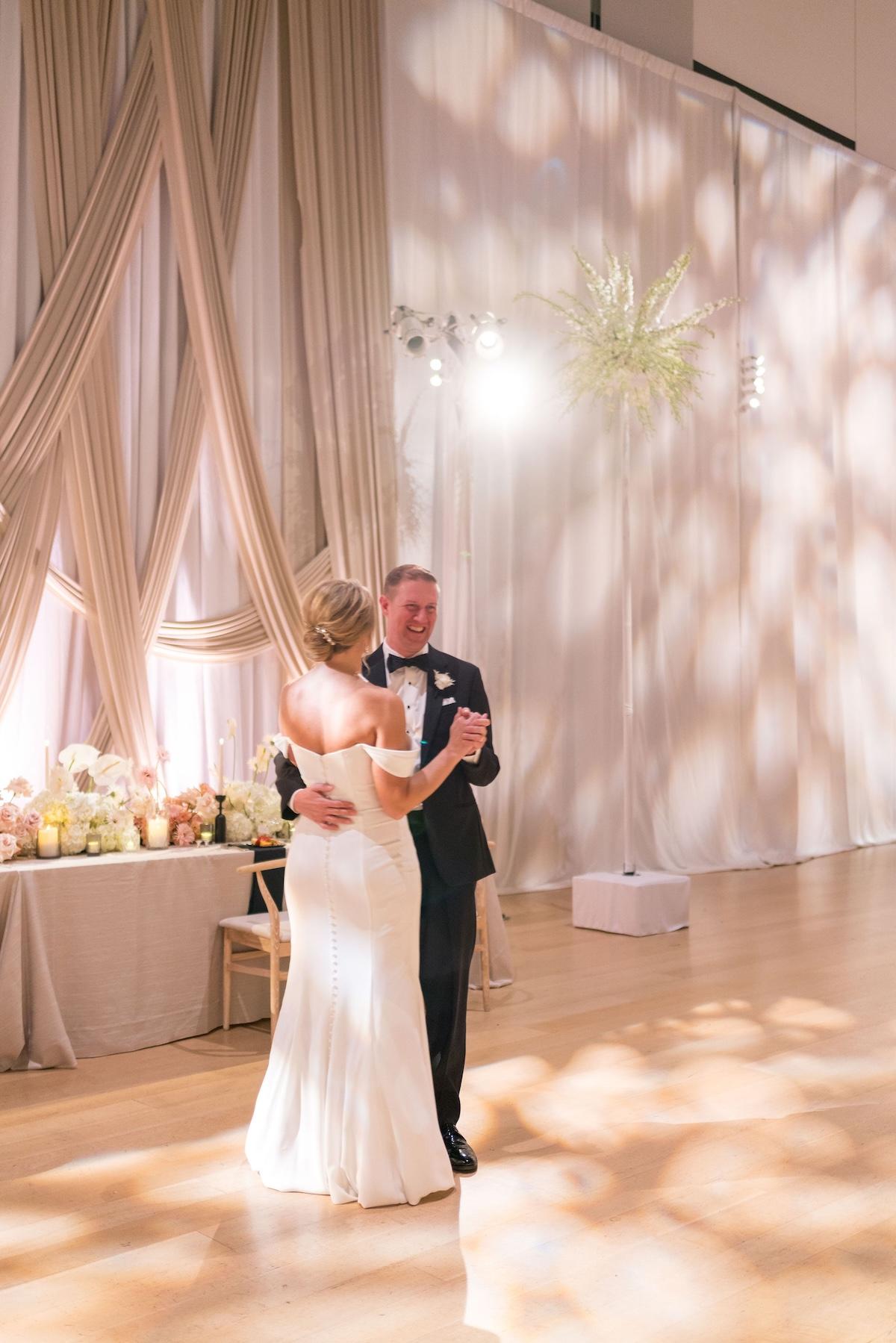 A Glamorous Fall Wedding at the Art Institute of Chicago 13