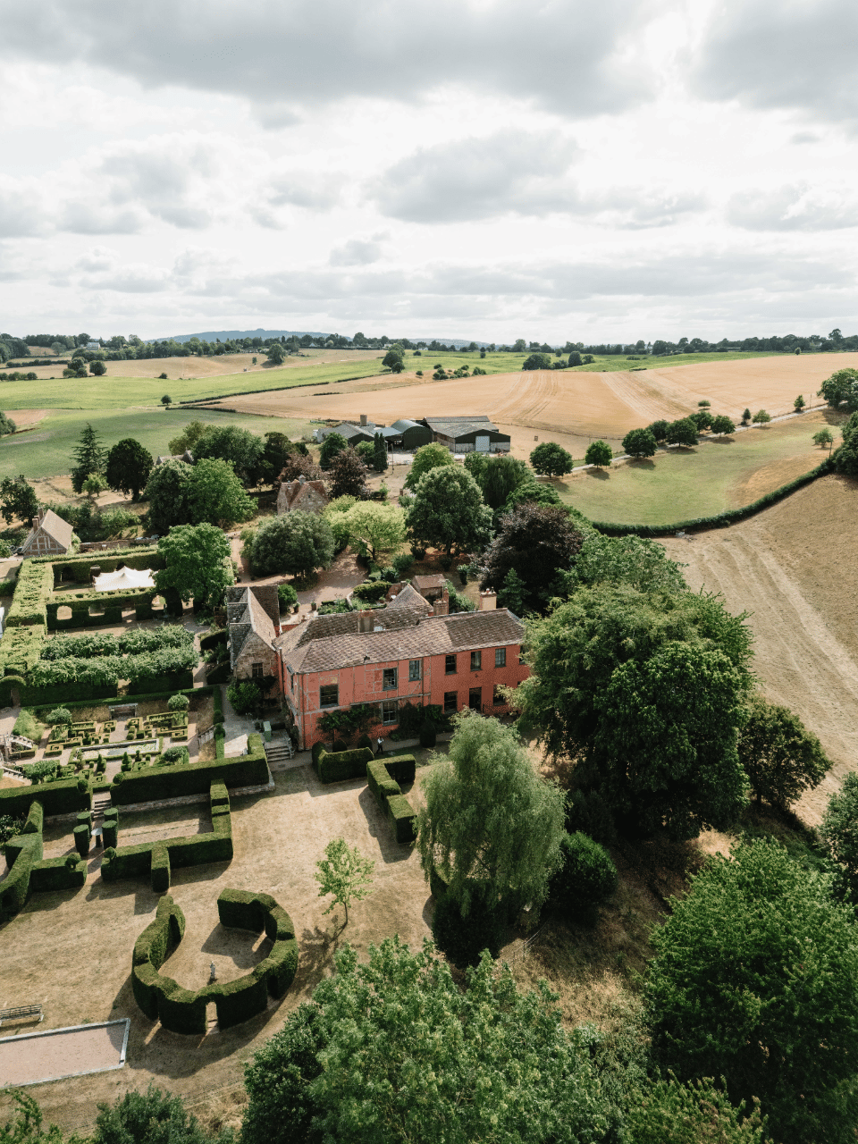 Elegance and Heritage Amid Countryside Charm photo 2
