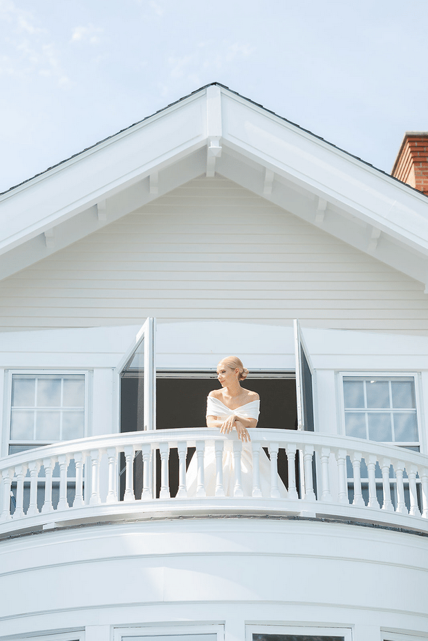 Effortless Elegance in a Modern Coastal Setting 16