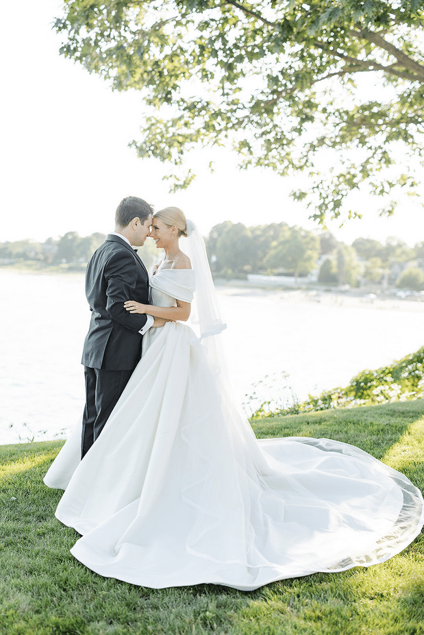 Effortless Elegance in a Modern Coastal Setting 38