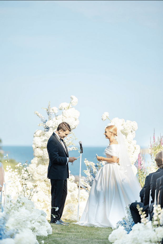 Effortless Elegance in a Modern Coastal Setting 30