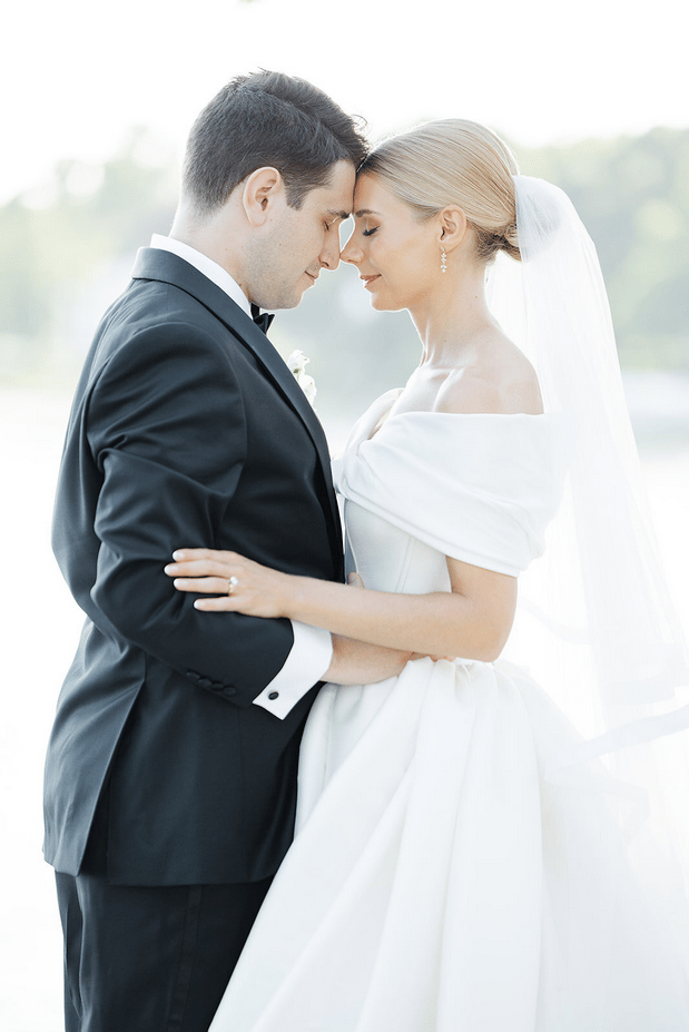 Effortless Elegance in a Modern Coastal Setting photo 3