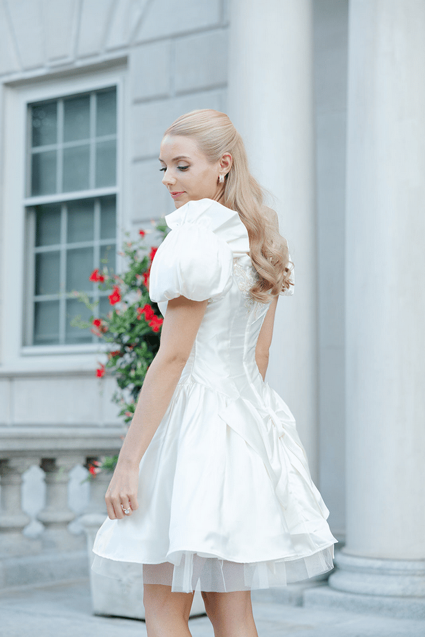 Effortless Elegance in a Modern Coastal Setting 21