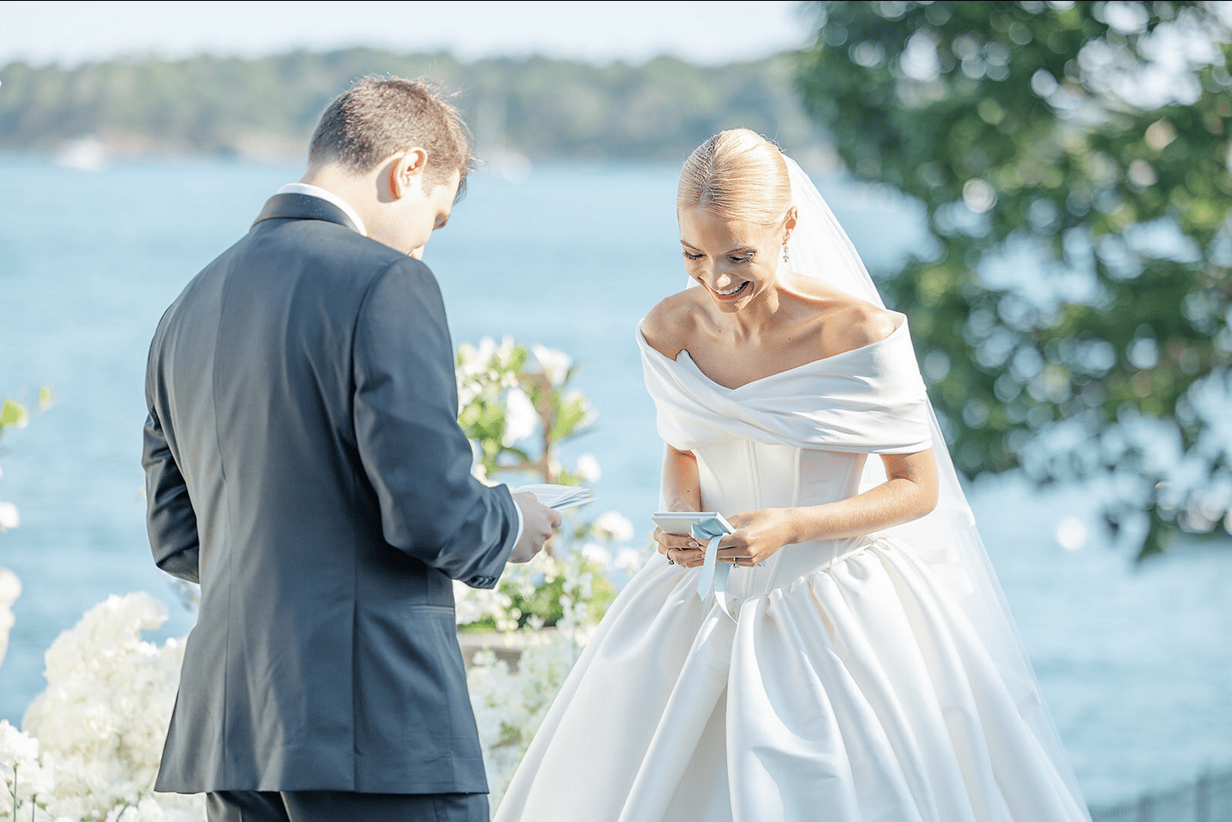 Effortless Elegance in a Modern Coastal Setting 55