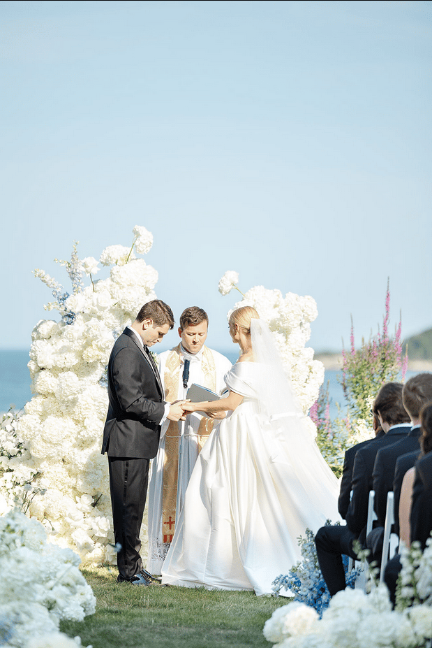 Effortless Elegance in a Modern Coastal Setting 32