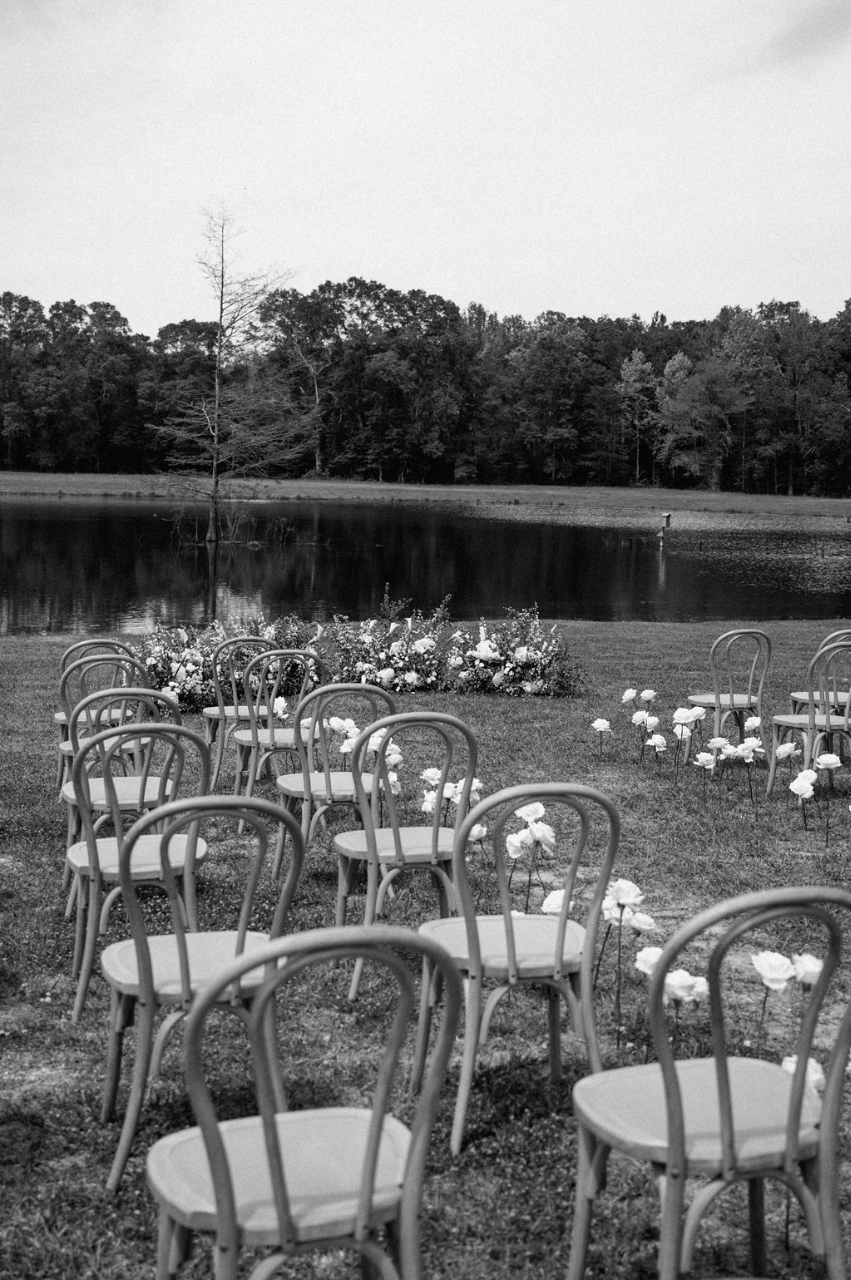 Contemporary Romance Blooms Across a Family Estate photo 2