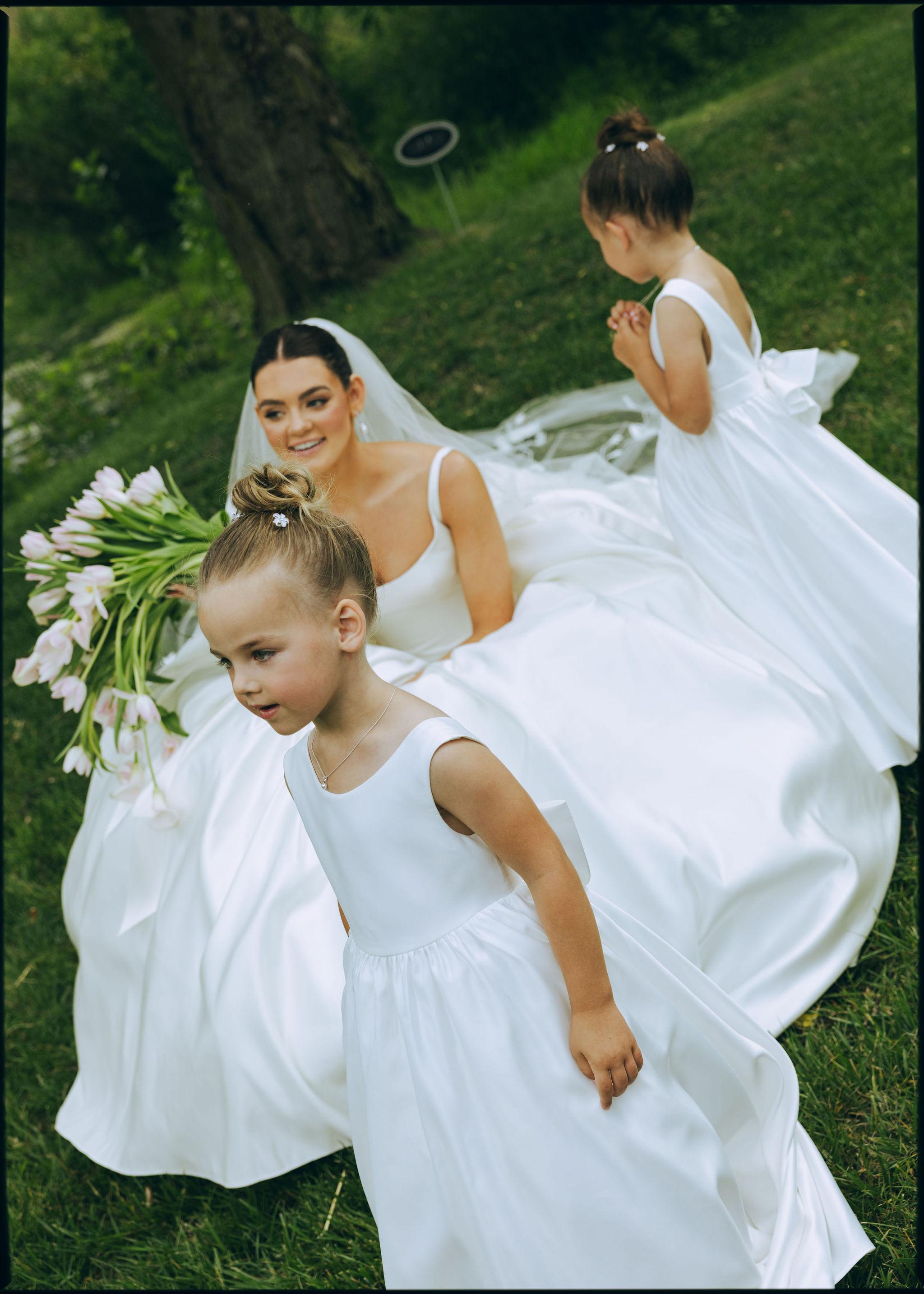 A Romantic Tulip-Filled Wedding Celebration photo 3