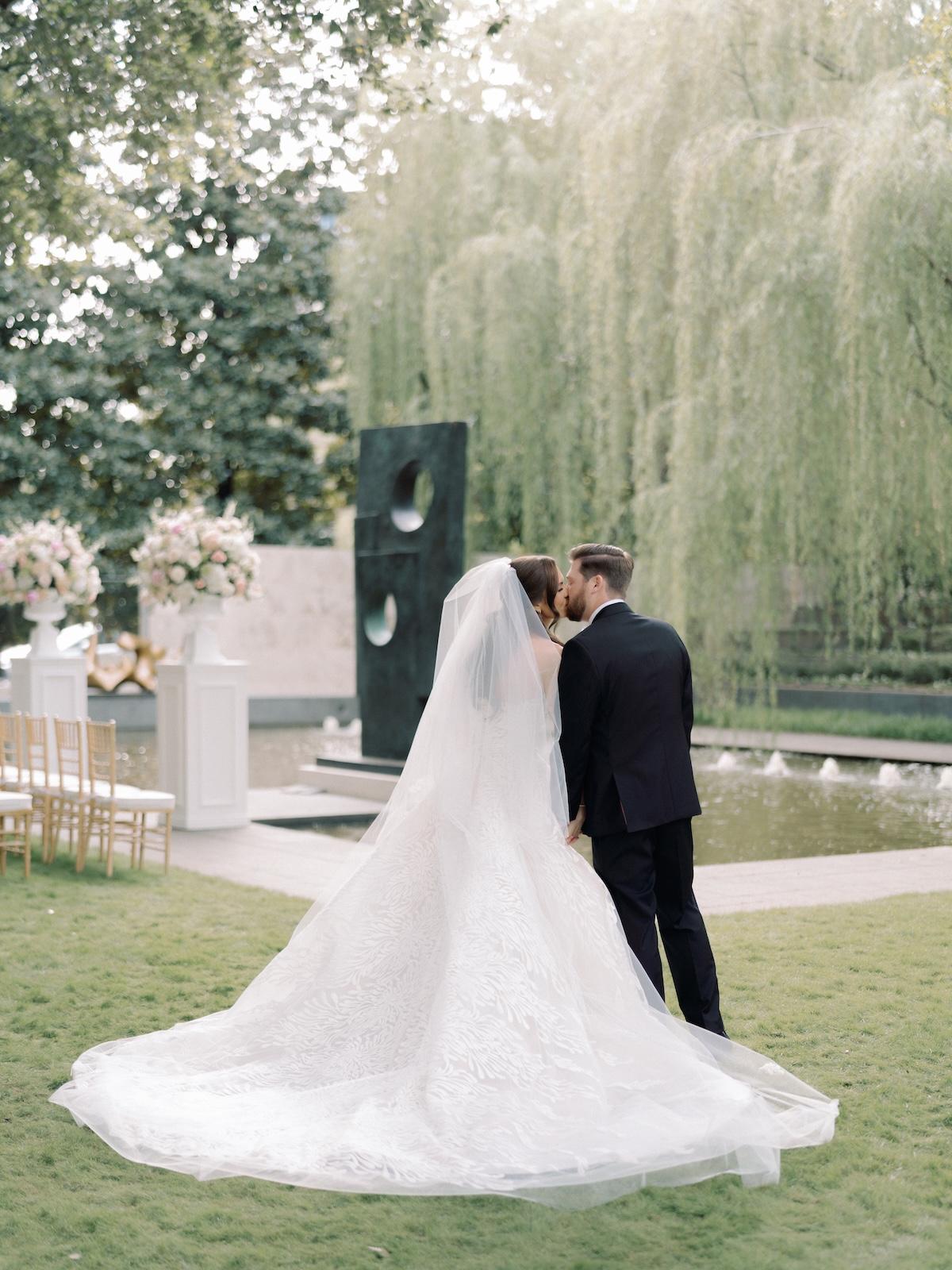 A Classic Spring Wedding at the Nasher Sculpture Center 28
